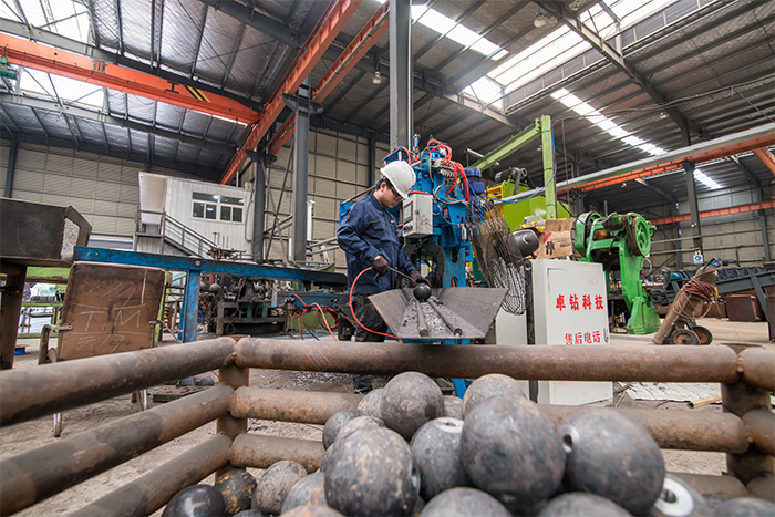 滕州网架配件-螺栓球加工车间